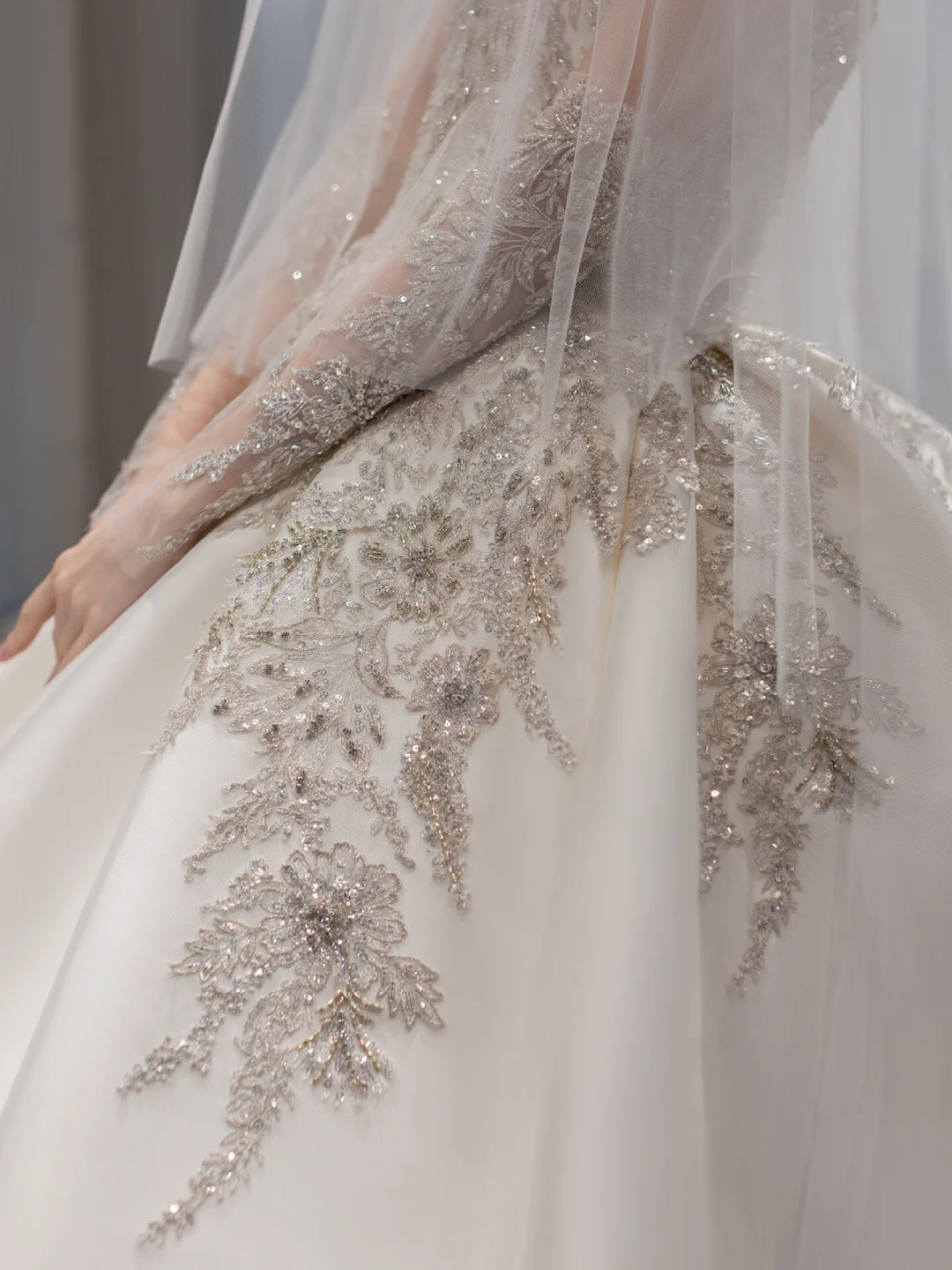 Timeless Women's Wedding Dress With Gloves for Bride Lace Applique Evening Dress Sweetheart Ball Gowns AB875