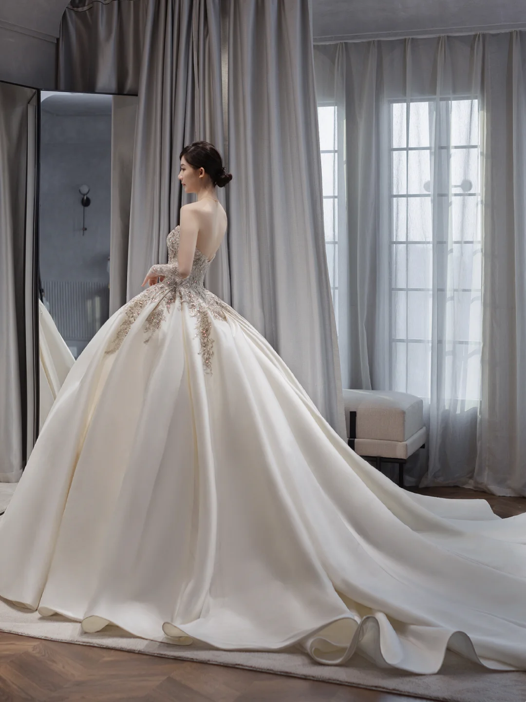 Timeless Women's Wedding Dress With Gloves for Bride Lace Applique Evening Dress Sweetheart Ball Gowns AB875
