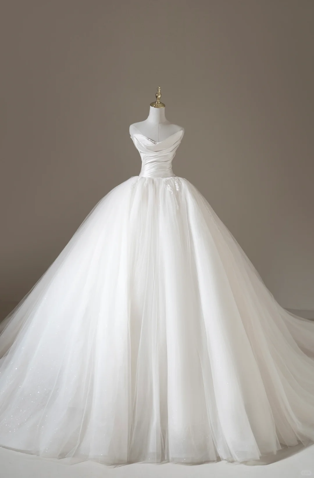 Modest Women's White Ball Gown Strapless Sleeveless Tulle Wedding Dresses for Brides Dress AC041