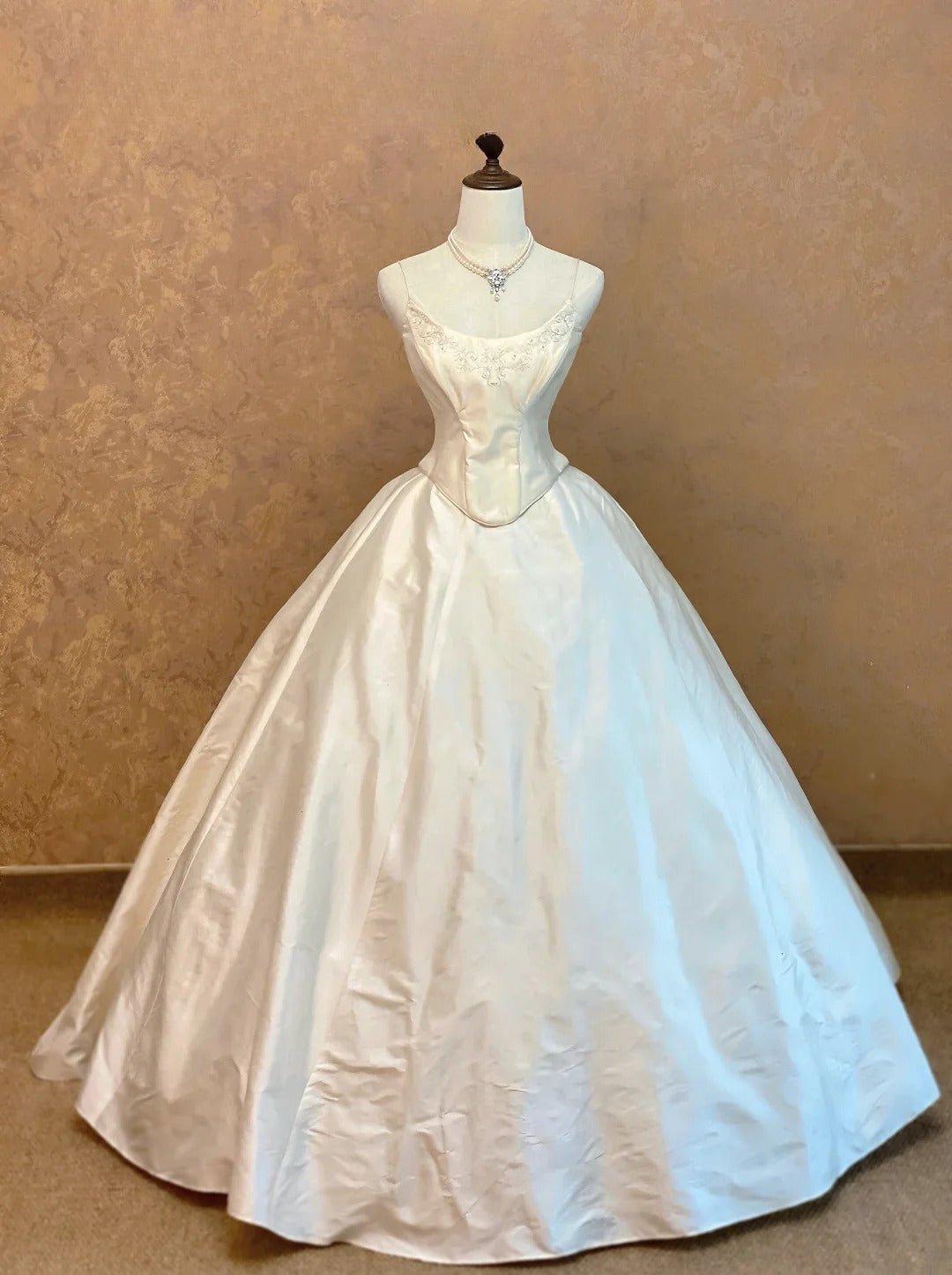 Vintage 80s Ball Gown Spaghetti Straps Ivory Satin Long Autumn Winter Bridal Dress Wedding Dresses RB9003