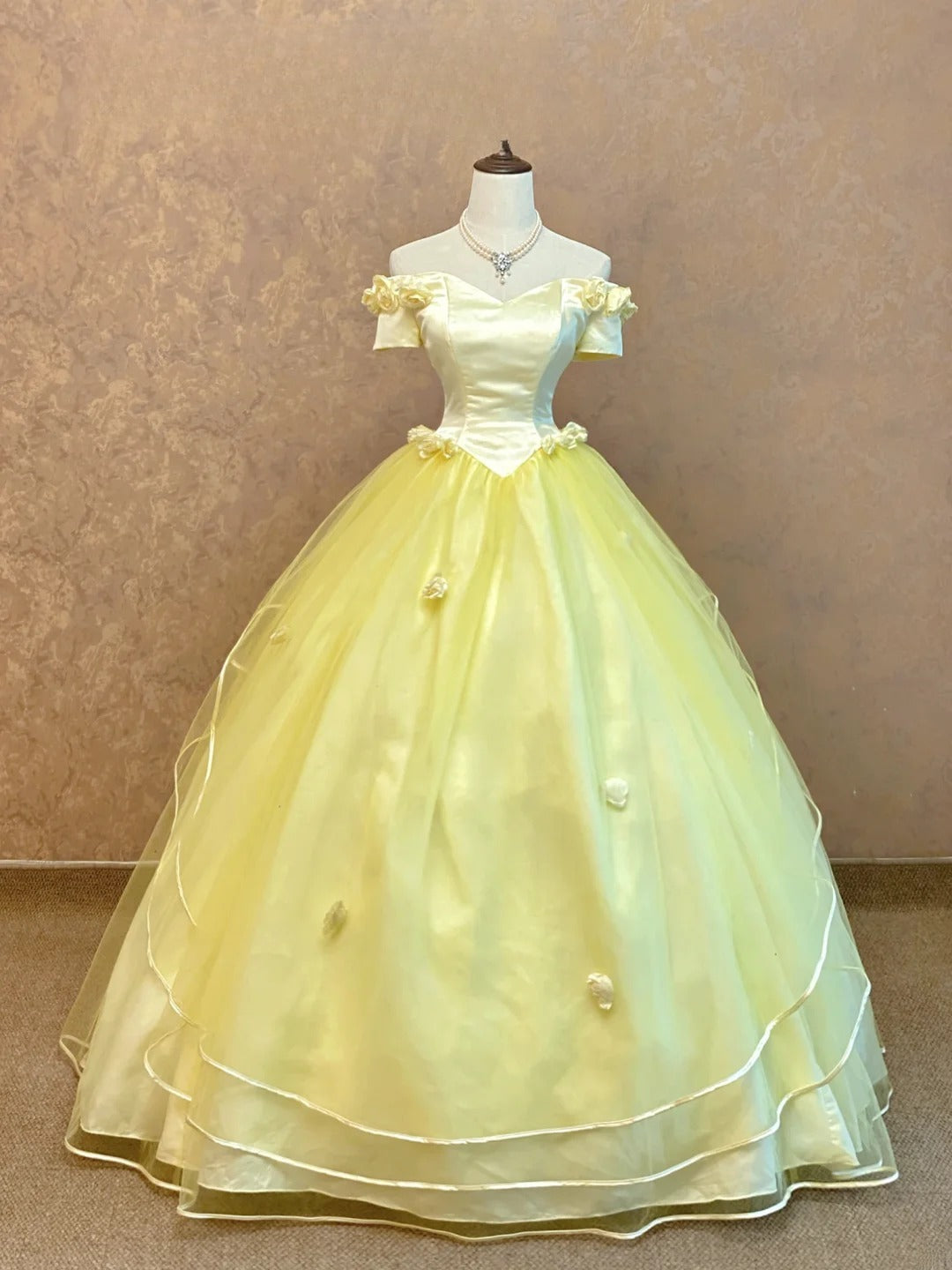 Modest Ball Gown Off The Shoulder YellowTulle Long Quinceanera Dresses For Sweet 15 15 Anos Celebration Birthday Formal Gown RB9004