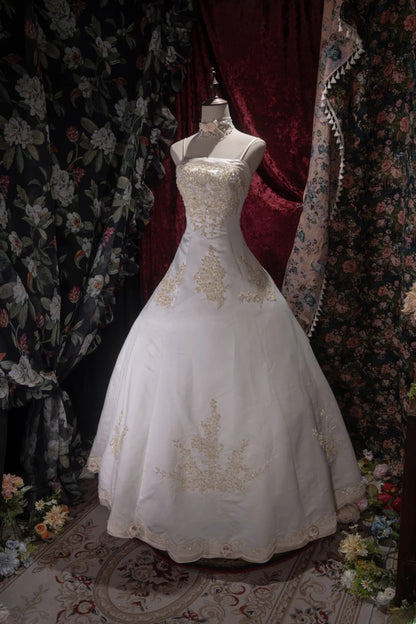 Princesses Fairytale Ball Gown Spaghetti Straps Gold Lace Long With Flowers Quince Dress Quinceanera Dresses Formal Birthday Outfits RB8033