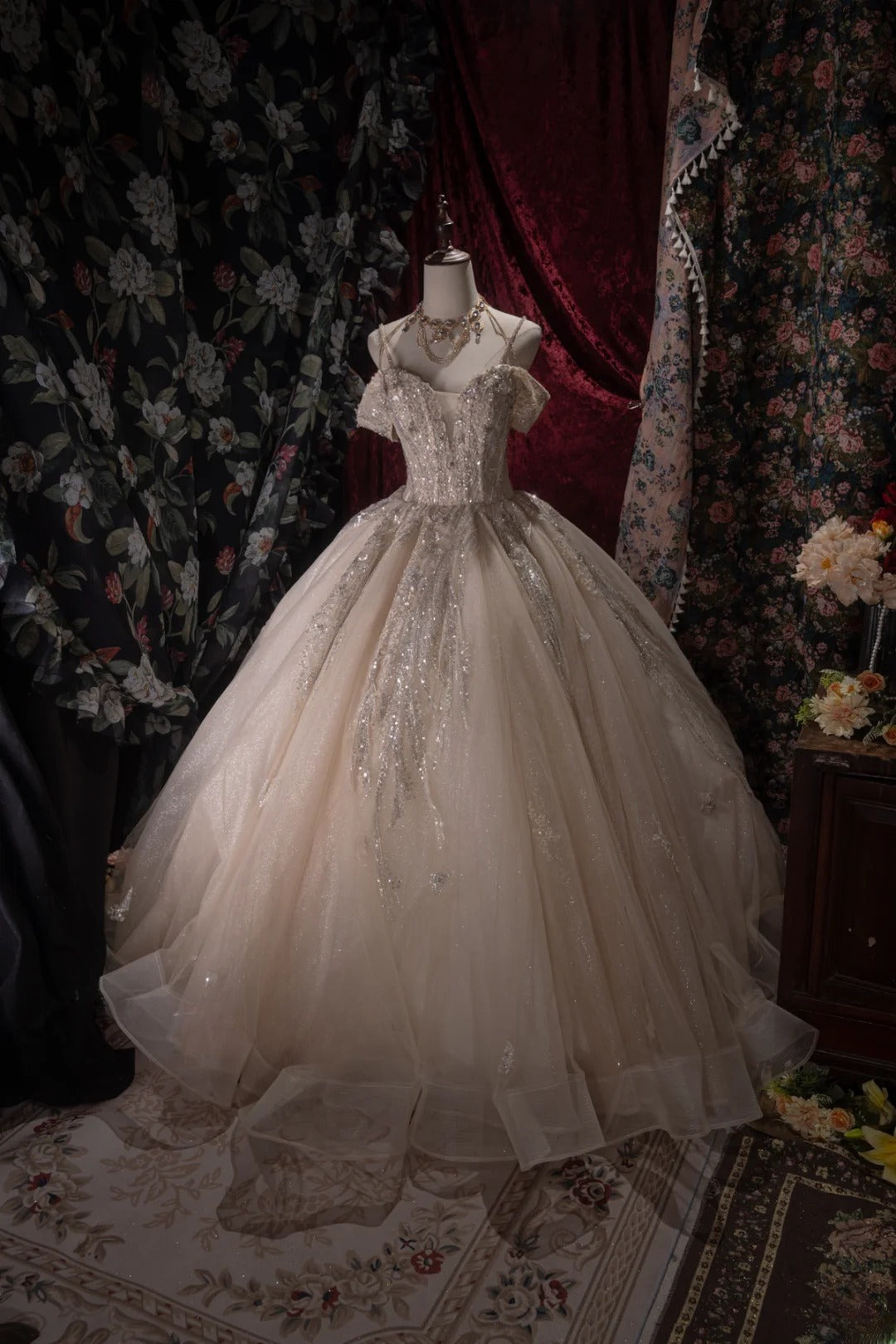 Princesses Fairytale Ball Gown Spaghetti Straps Champagne Lace Long With Beading Quince Dress Quinceanera Dresses Formal Birthday Outfits RB8035
