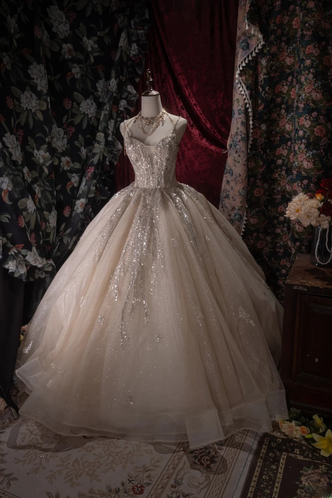 Princesses Fairytale Ball Gown Spaghetti Straps Champagne Lace Long With Beading Quince Dress Quinceanera Dresses Formal Birthday Outfits RB8035
