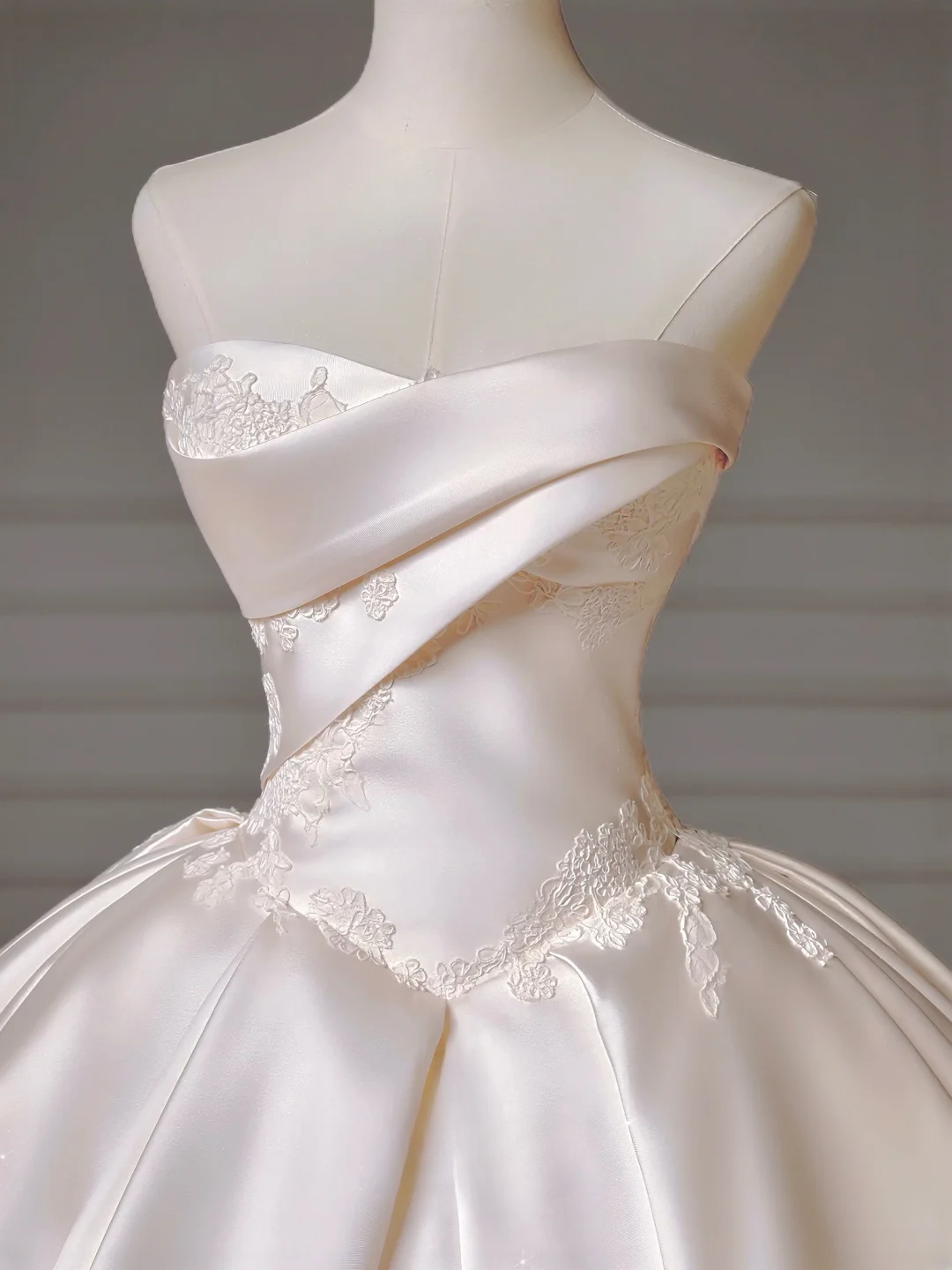 Princess Long Wedding Gowns Ball Gown Sweetheart Pleated Tulle for Bride With Removable Sleeves White Bridal Dress AQ011