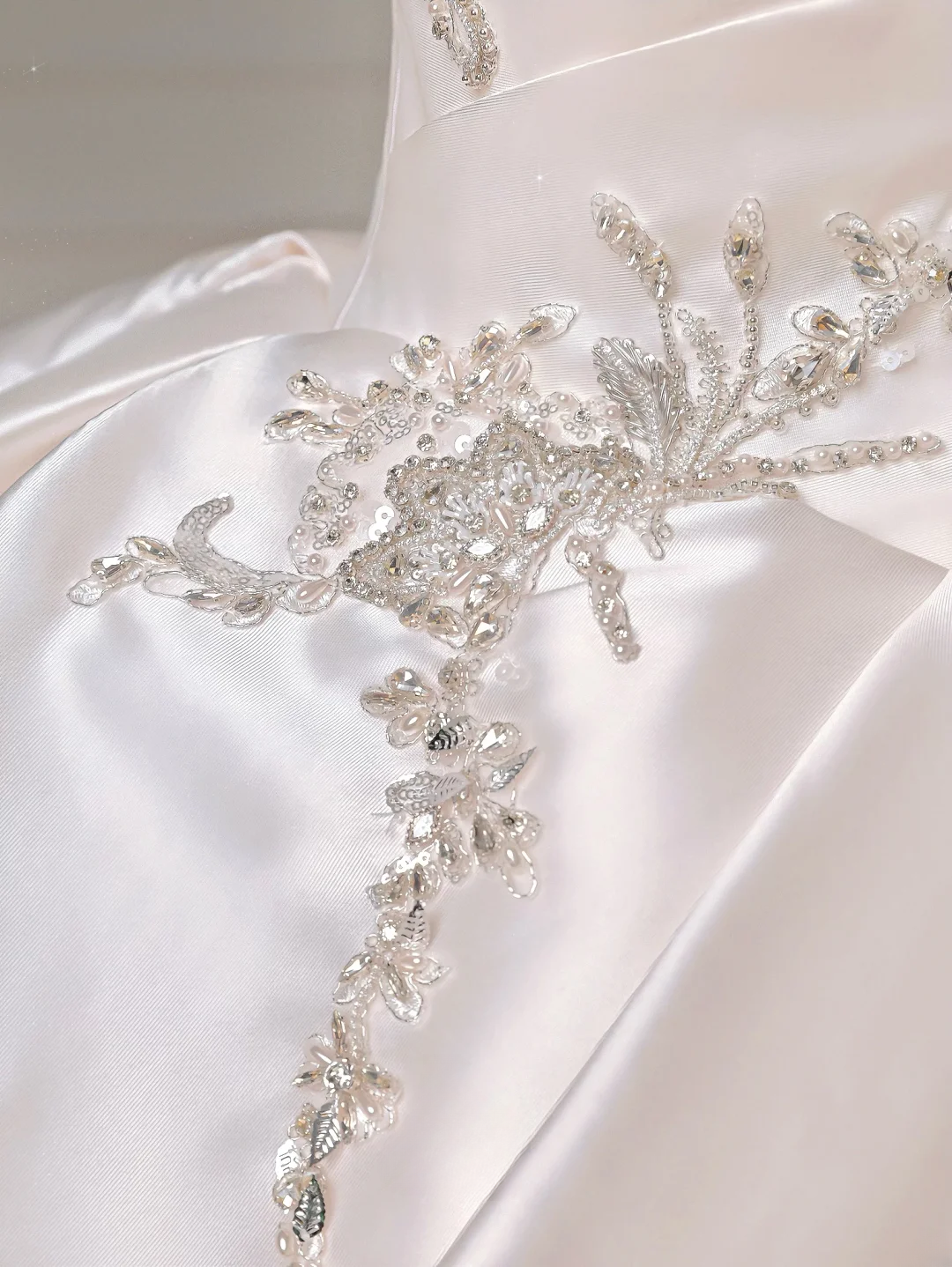 Princess Long Wedding Gowns Ball Gown Sweetheart Pleated Satin for Bride With Beads White Bridal Dress AQ016