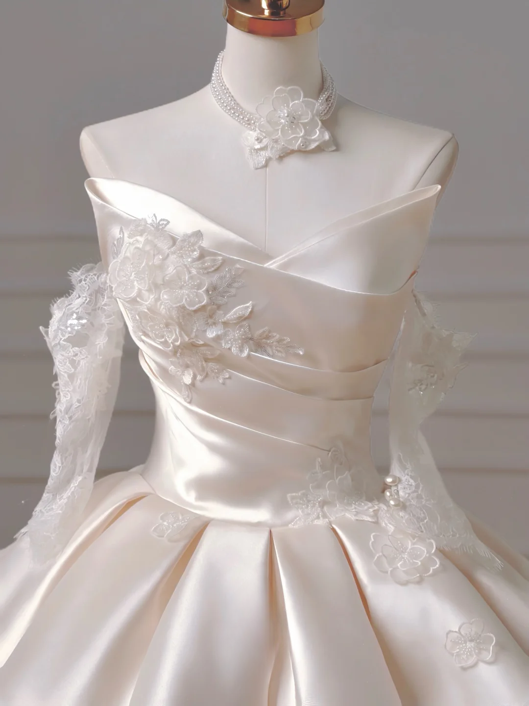 Romantic Long Wedding Dresses Ball Gown Sweetheart Satin Lace Pleated Wedding Dress Style For Brides Fitted With Sleeves Bridal Gowns AQ026