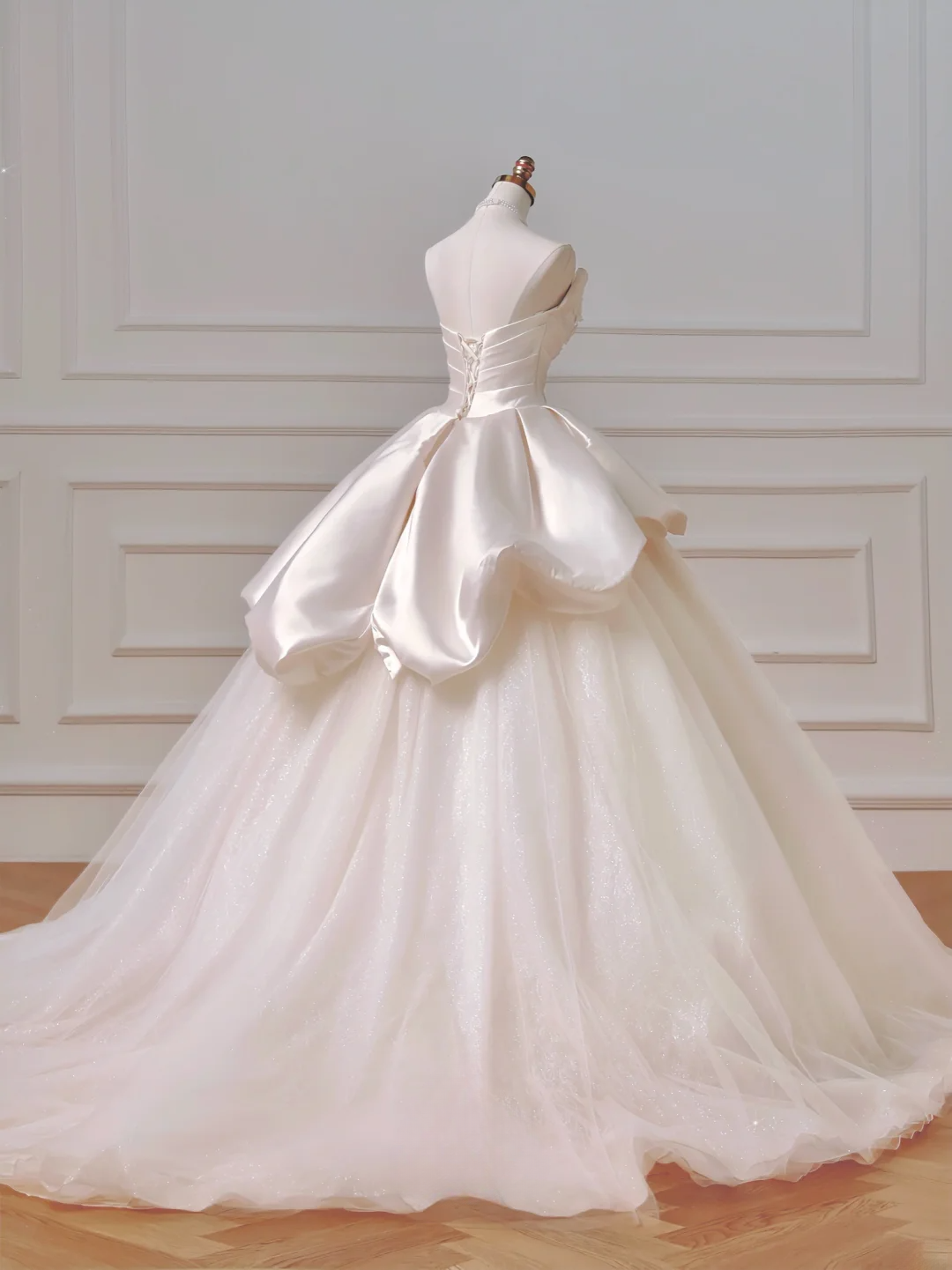 Romantic Long Wedding Dresses Ball Gown Sweetheart Satin Lace Pleated Wedding Dress Style For Brides Fitted With Sleeves Bridal Gowns AQ026