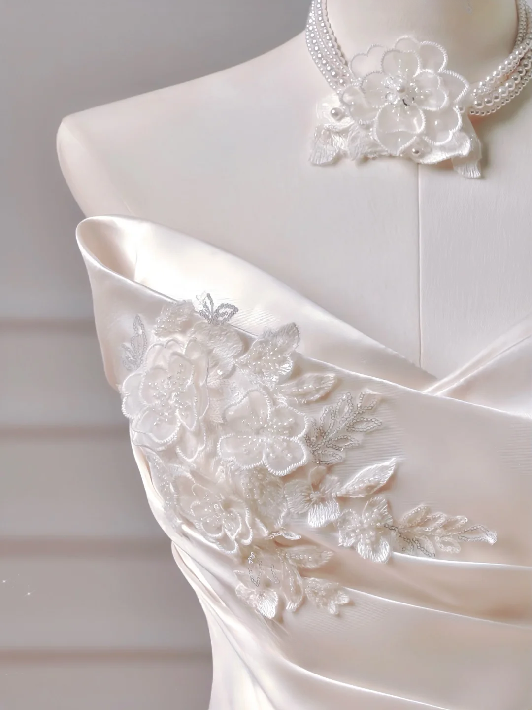 Romantic Long Wedding Dresses Ball Gown Sweetheart Satin Lace Pleated Wedding Dress Style For Brides Fitted With Sleeves Bridal Gowns AQ026