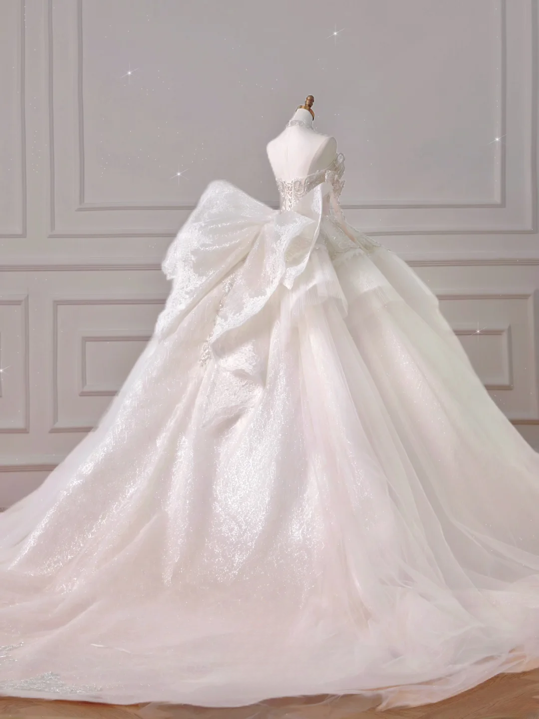 Romantic Long Wedding Dresses Ball Gown Sweetheart Tulle Lace Pleated Wedding Dress Style For Brides Fitted With Long Sleeves Bridal Gowns AQ032