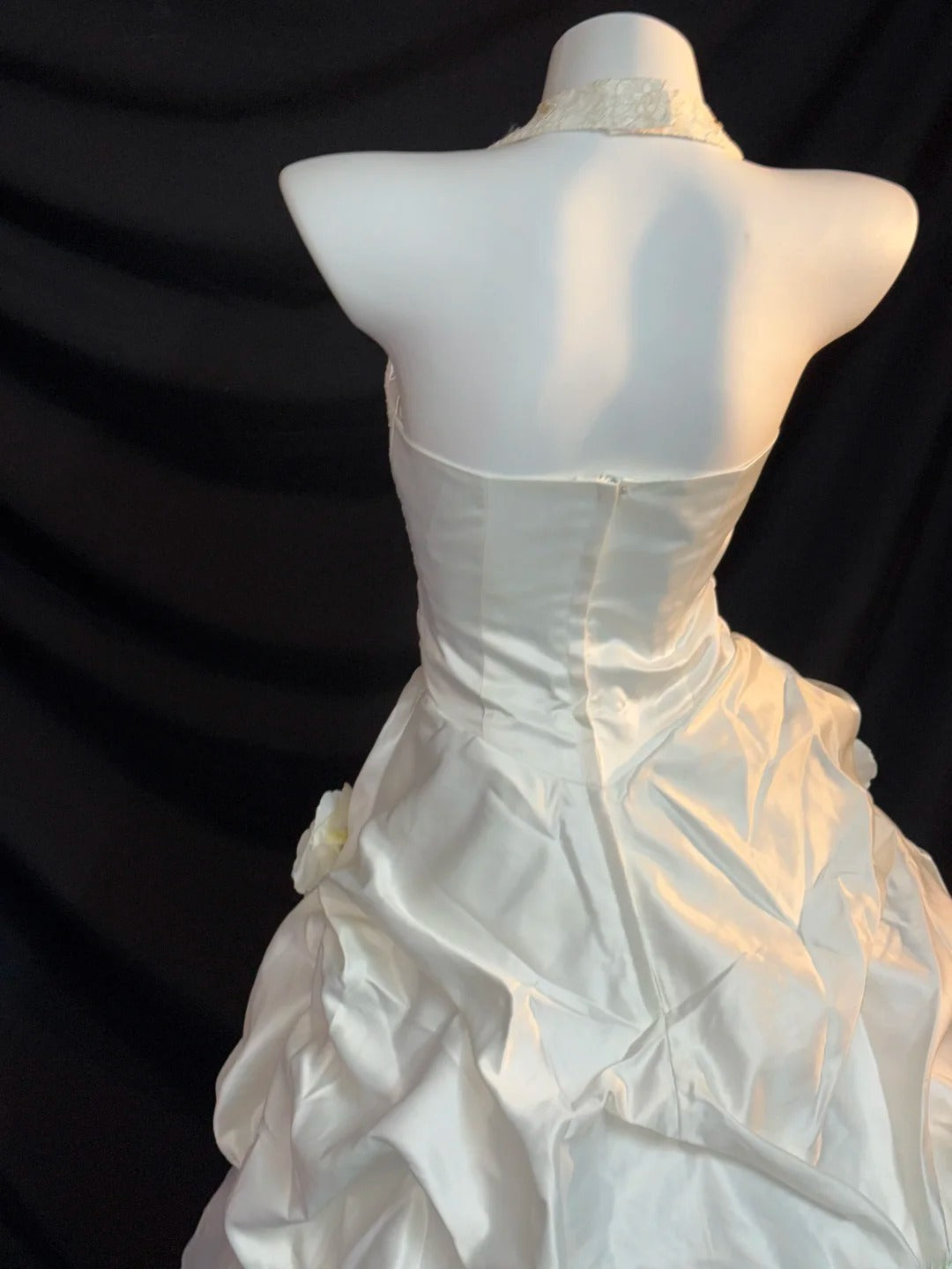 Vintage Ball Gowns Halter Satin 3d Flower White Lace With Beading Long Wedding Dresses RB3440