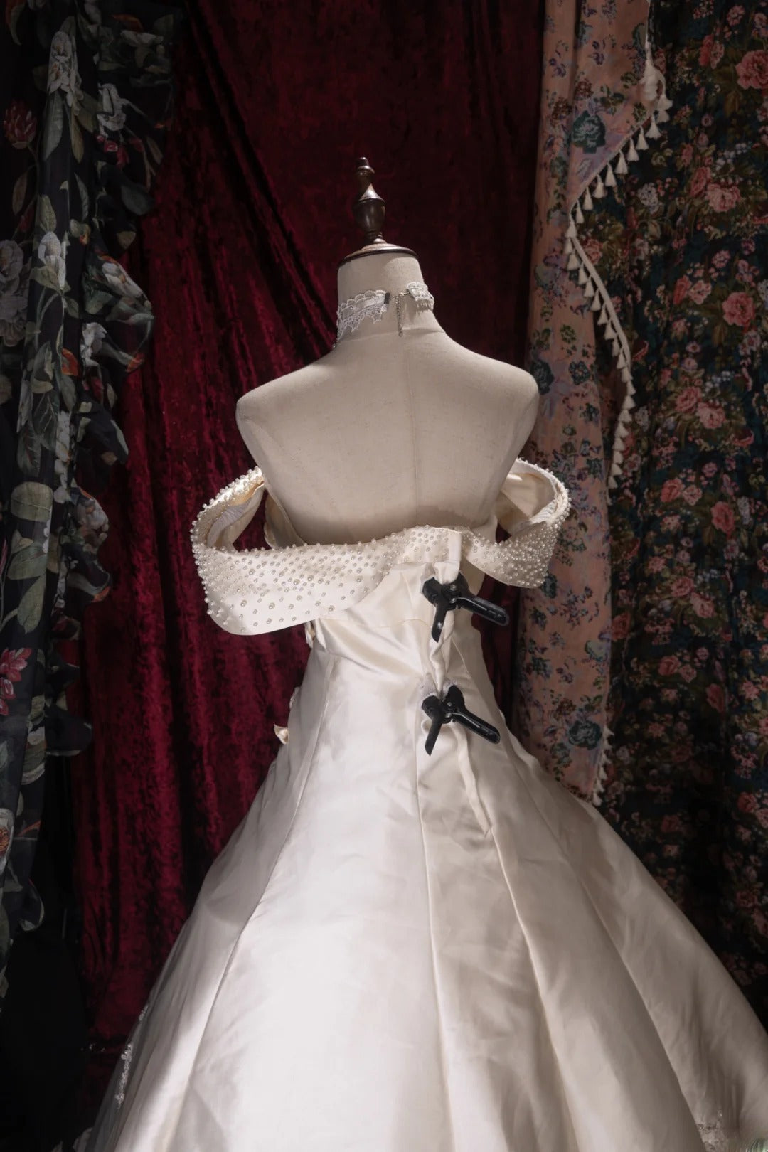 Vintage 80s Ball Gown Off The Shoulder Ivory Satin With Pearls Flowers Long Autumn Brides Gown Bridal Dress Wedding Dresses RB8061
