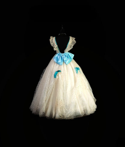 Modest Ball Gown V Neck White Tulle With Blue Bow Quinceañera Dress Moda 2000 Long 15 Quinceanera Dresses Ideas Sweet 16 Outfits RB6930