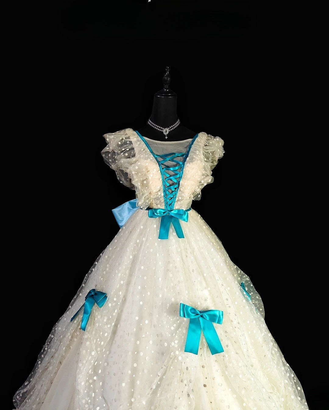 Modest Ball Gown V Neck White Tulle With Blue Bow Quinceañera Dress Moda 2000 Long 15 Quinceanera Dresses Ideas Sweet 16 Outfits RB6930
