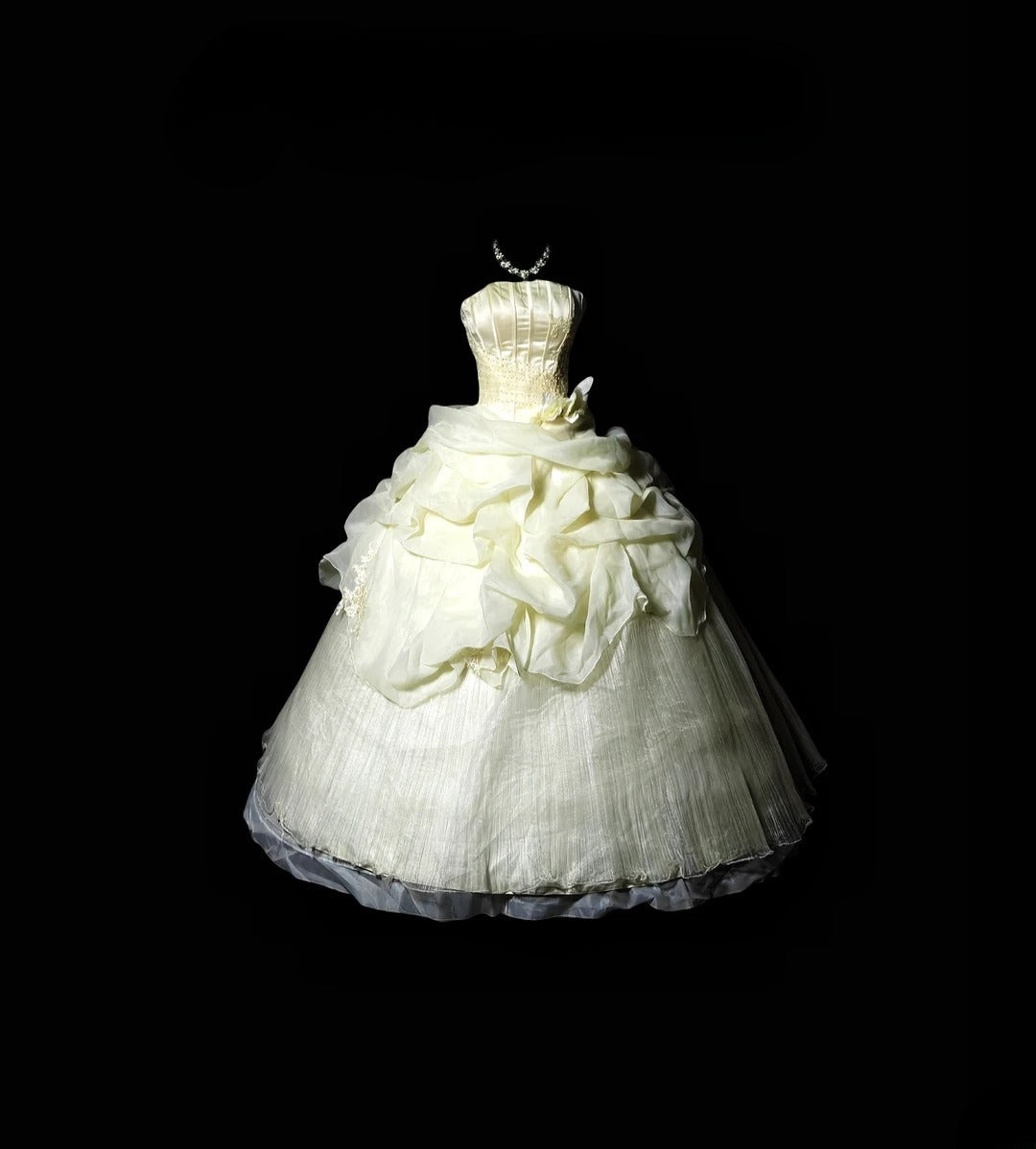Charming Ball Gown Strapless Ivory Organza Quinceanera Dresses With Tiered For Sweet 15 Anos Celebration Birthday Formal Gown RB8818