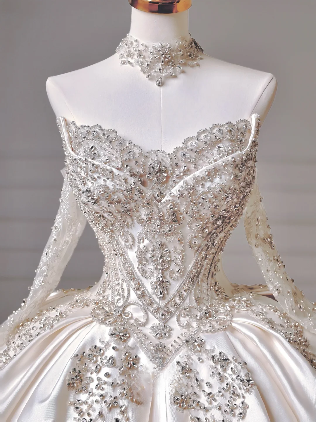 Princess Long Wedding Gowns Ball Gown Off The Shoulder Satin For Bride With Long Sleeves Train Bridal Dresses AQ037