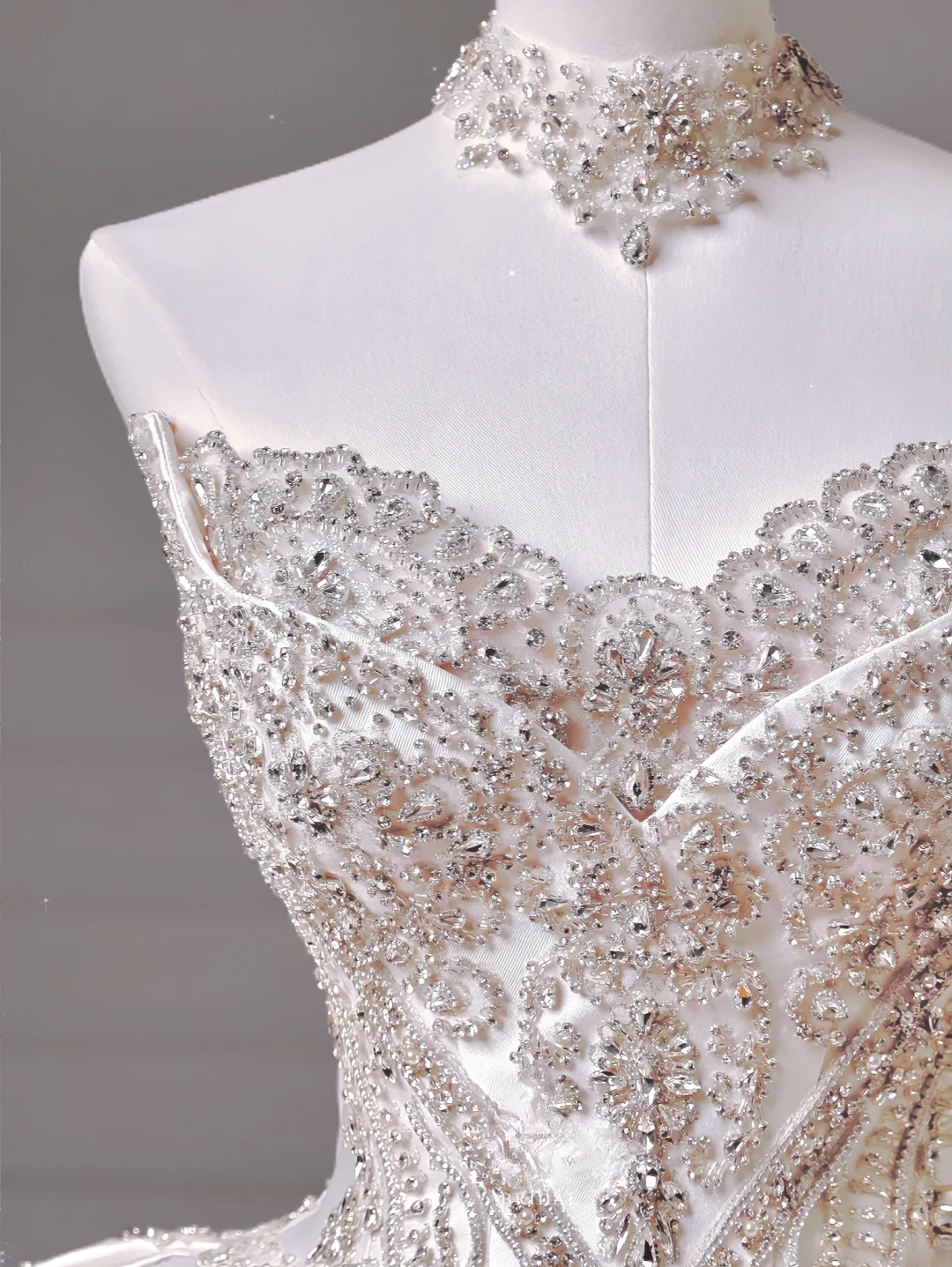 Princess Long Wedding Gowns Ball Gown Off The Shoulder Satin For Bride With Long Sleeves Train Bridal Dresses AQ037