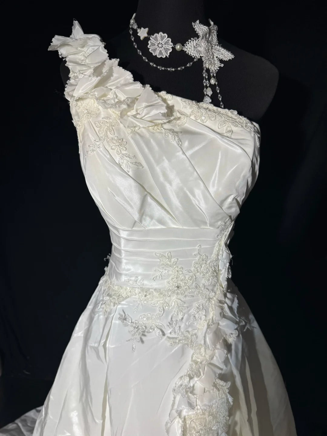 Women's Ball Gown One Shoulder Sleeveless White Lace Tiered Satin Long Vintage Fitted 70s Wedding Dresses AS039