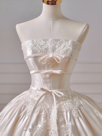 Princess Long Wedding Gowns Ball Gown Strapless Sleeveless Satin For Bride With Lace Appliques Train Bridal Dresses AQ045