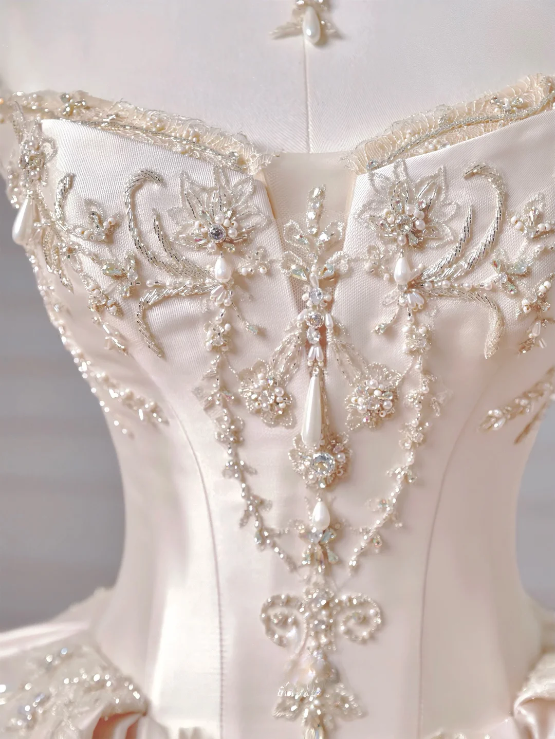 Princess Long Wedding Gowns Ball Gown Sweetheart Sleeveless Light Pink Satin For Bride With Beads Train Bridal Dresses AQ047