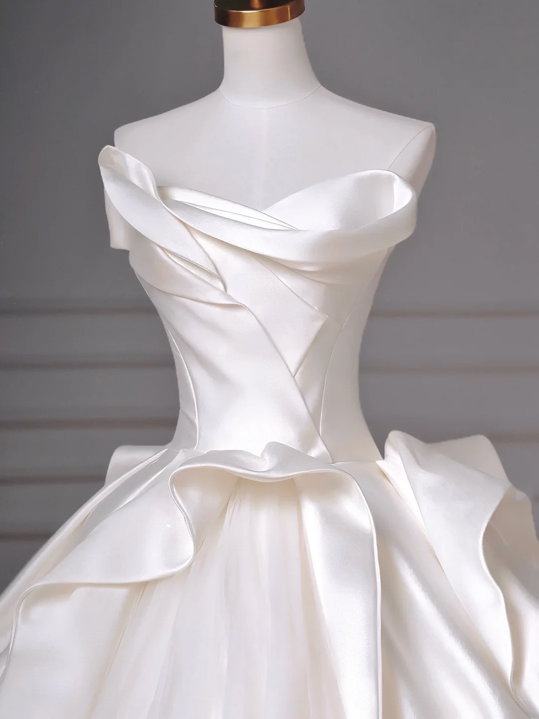 Timeless Wedding Dresses Ball Gown Strapless Satin Tulle Pleated Brides Dress Style For Brides With Pleated Corset Fitted Long Bridal Gowns AQ048