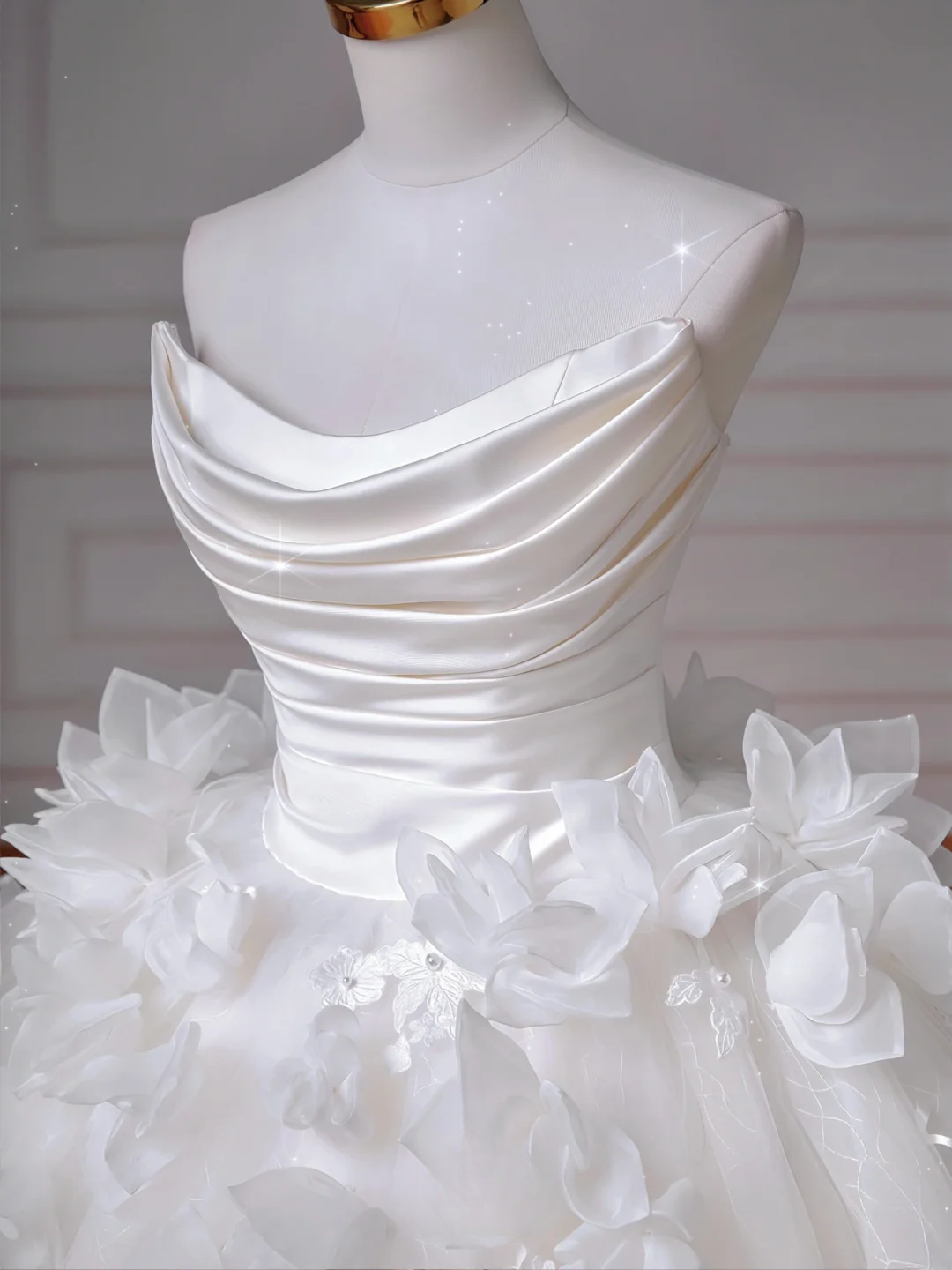 Timeless Wedding Dresses Ball Gown Strapless Satin Tulle Pleated Brides Dress Style For Brides With Corset Fitted Long Bridal Gowns AQ052