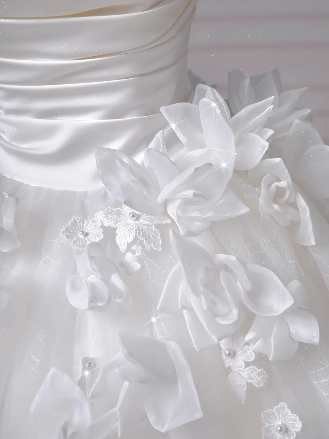 Timeless Wedding Dresses Ball Gown Strapless Satin Tulle Pleated Brides Dress Style For Brides With Corset Fitted Long Bridal Gowns AQ052