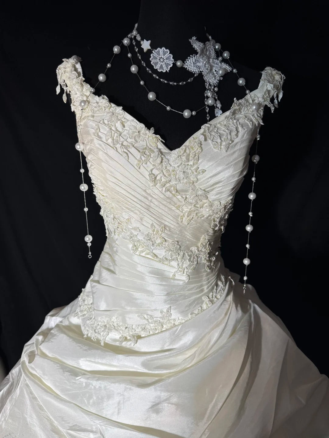 Vintage Long Wedding Gowns 1960s Dresses Ball Gown V Neck Style for Bride Tiered With Pleated Lace Train White Bridal Gown AS054
