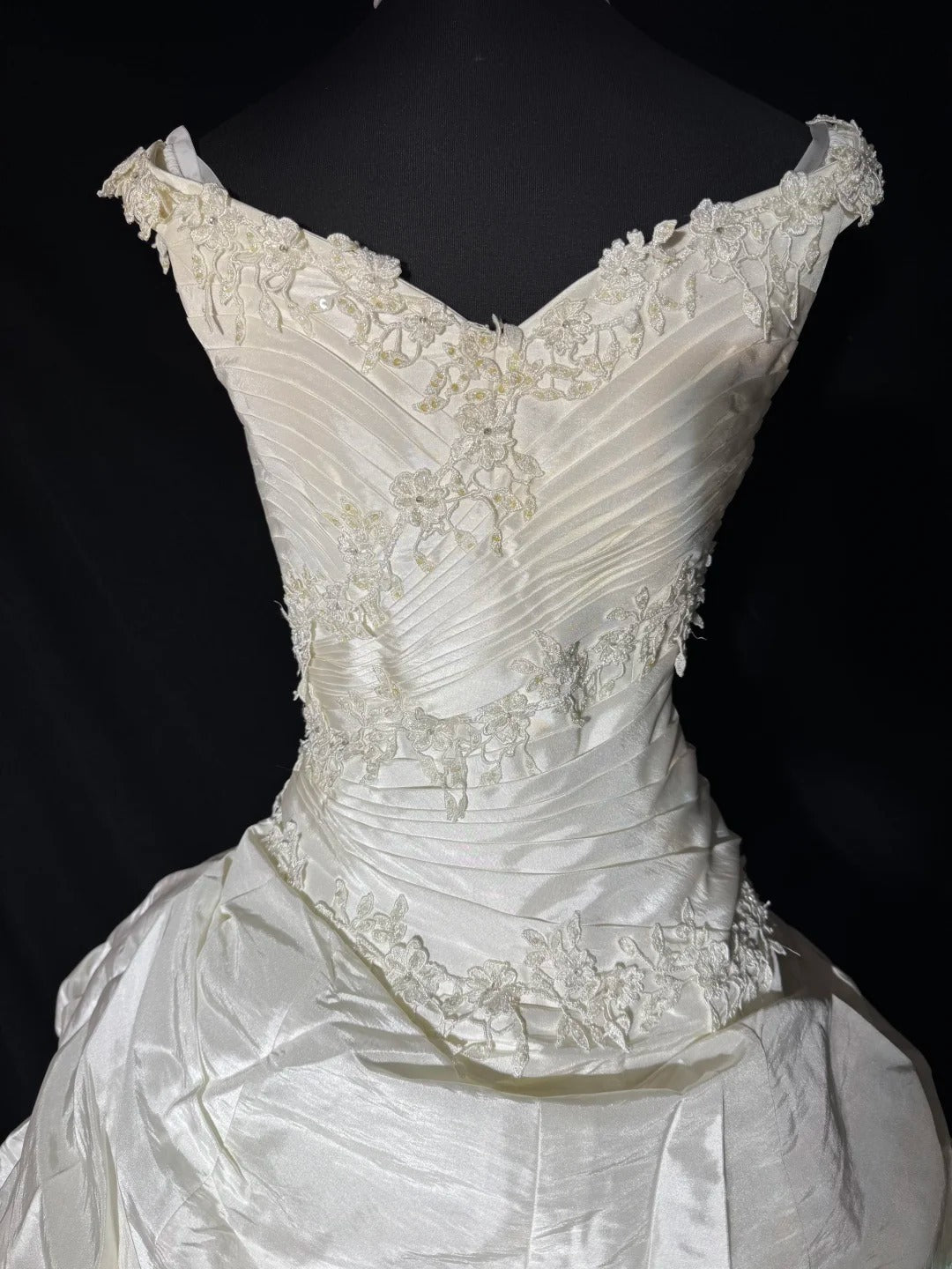 Vintage Long Wedding Gowns 1960s Dresses Ball Gown V Neck Style for Bride Tiered With Pleated Lace Train White Bridal Gown AS054