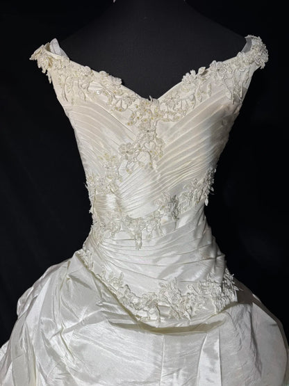 Vintage Long Wedding Gowns 1960s Dresses Ball Gown V Neck Style for Bride Tiered With Pleated Lace Train White Bridal Gown AS054