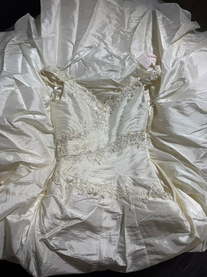 Vintage Long Wedding Gowns 1960s Dresses Ball Gown V Neck Style for Bride Tiered With Pleated Lace Train White Bridal Gown AS054