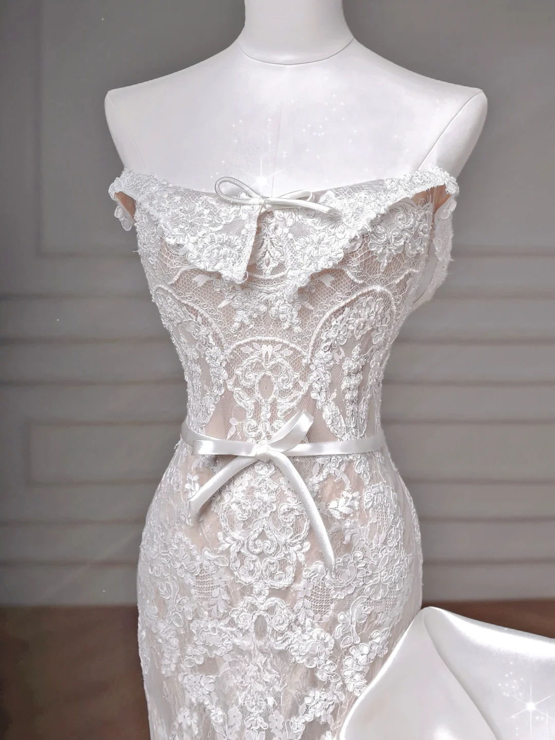 Timeless Wedding Dresses Mermaid Strapless White Sleeveless Lace Brides Dress Style For Brides With Corset Fitted Bridal Gowns AQ056