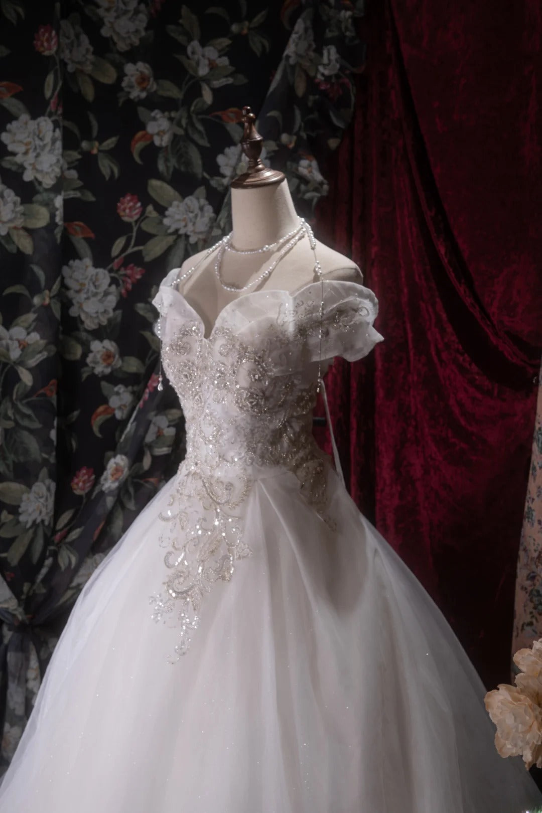 Beautiful Ball Gown Off The Shoulder White Tulle With Lace Long Autumn Brides Gown Bridal Dress Wedding Dresses RB8083