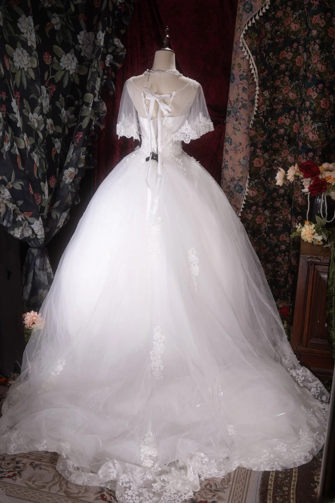 Beautiful Ball Gown Sweetheart White Tulle With Lace Cape Long Autumn Brides Gown Bridal Dress Wedding Dresses RB8092
