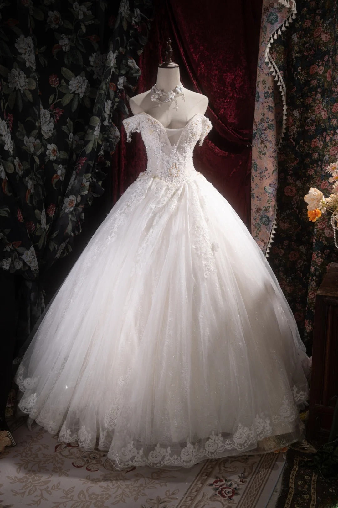 Vintage Ball Gown Off The Shoulder White Tulle With Appliqued Long Autumn Brides Gown Bridal Dress Wedding Dresses RB8104