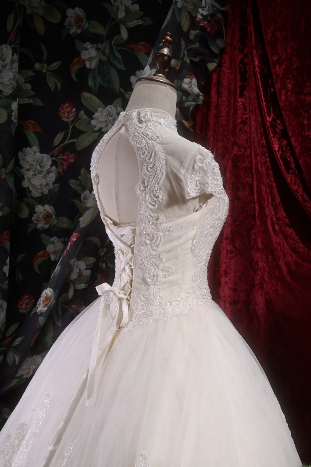 Vintage Ball Gown High Neck White Tulle With Appliqued Long Autumn Brides Gown Bridal Dress Wedding Dresses RB8106