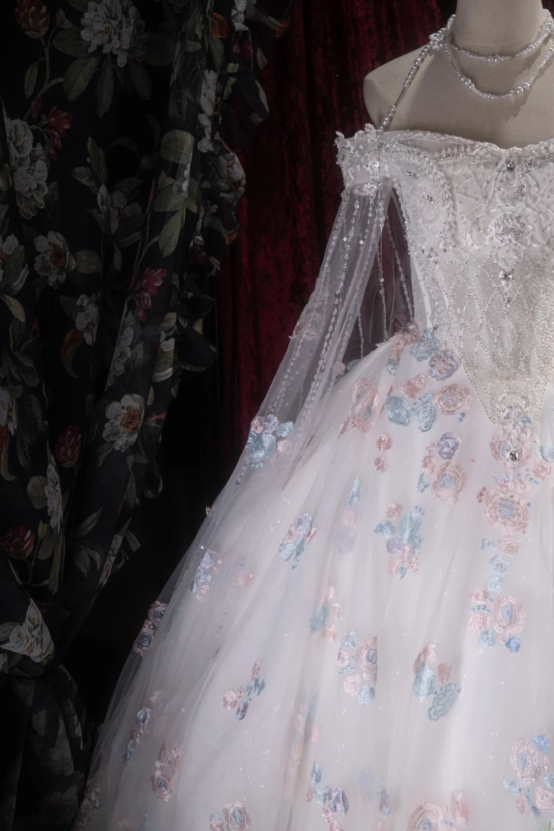 Pretty Ball Gown Off The Shoulder White Tulle With Cape Appliqued Long Quince Dress Quinceanera Dresses Formal Birthday Outfits RB8107