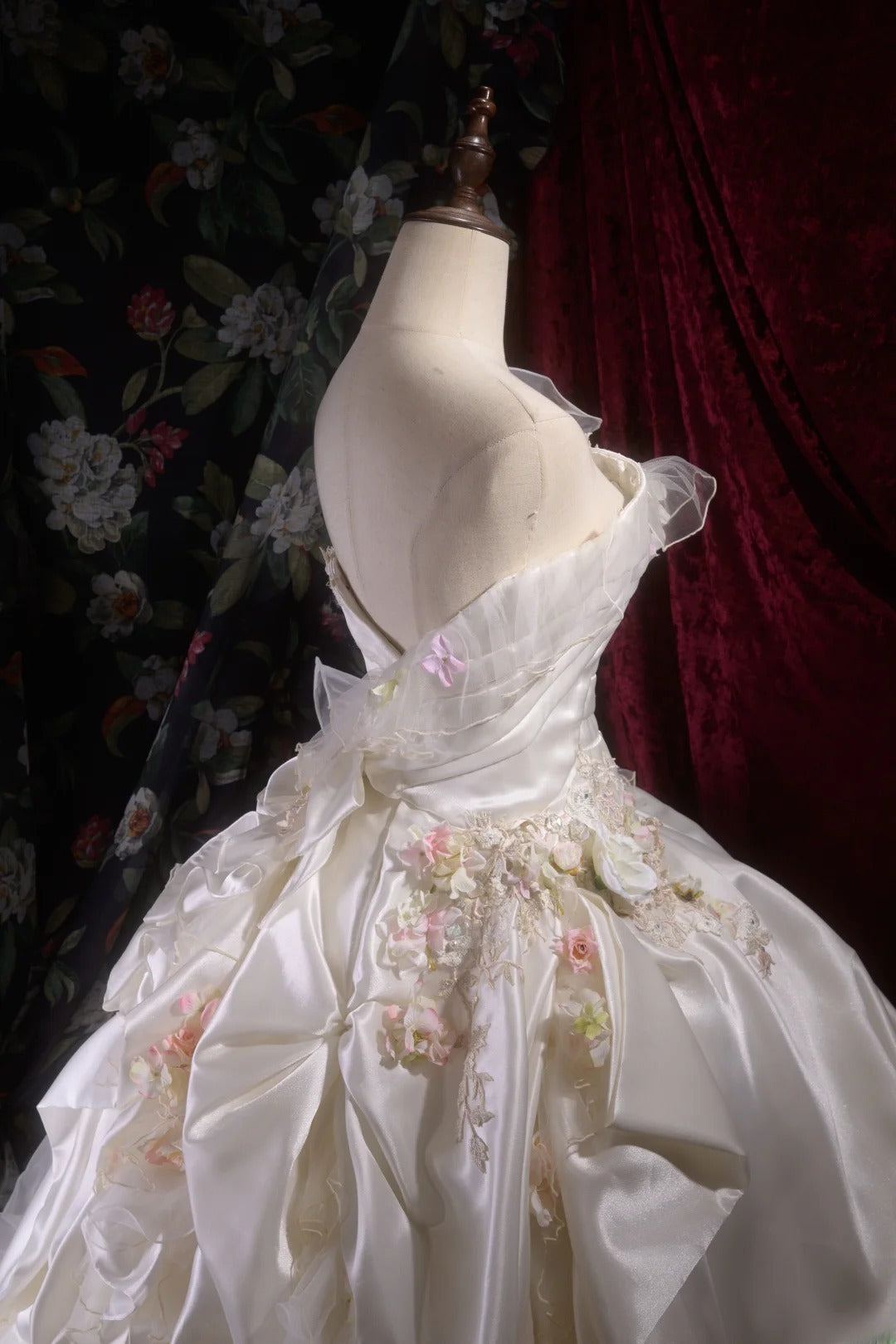 Pretty Ball Gown Strapless White Satin With Tiered Flowers Long Quince Dress Quinceanera Dresses Formal Birthday Outfits RB8112