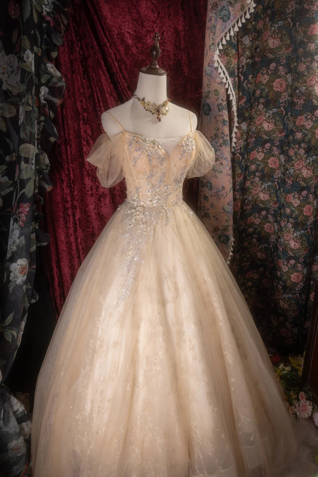 Cute Ball Gown Spaghetti Straps Gold Tulle With Appliqued Long Quince Dress Quinceanera Dresses Formal Birthday Outfits RB8132