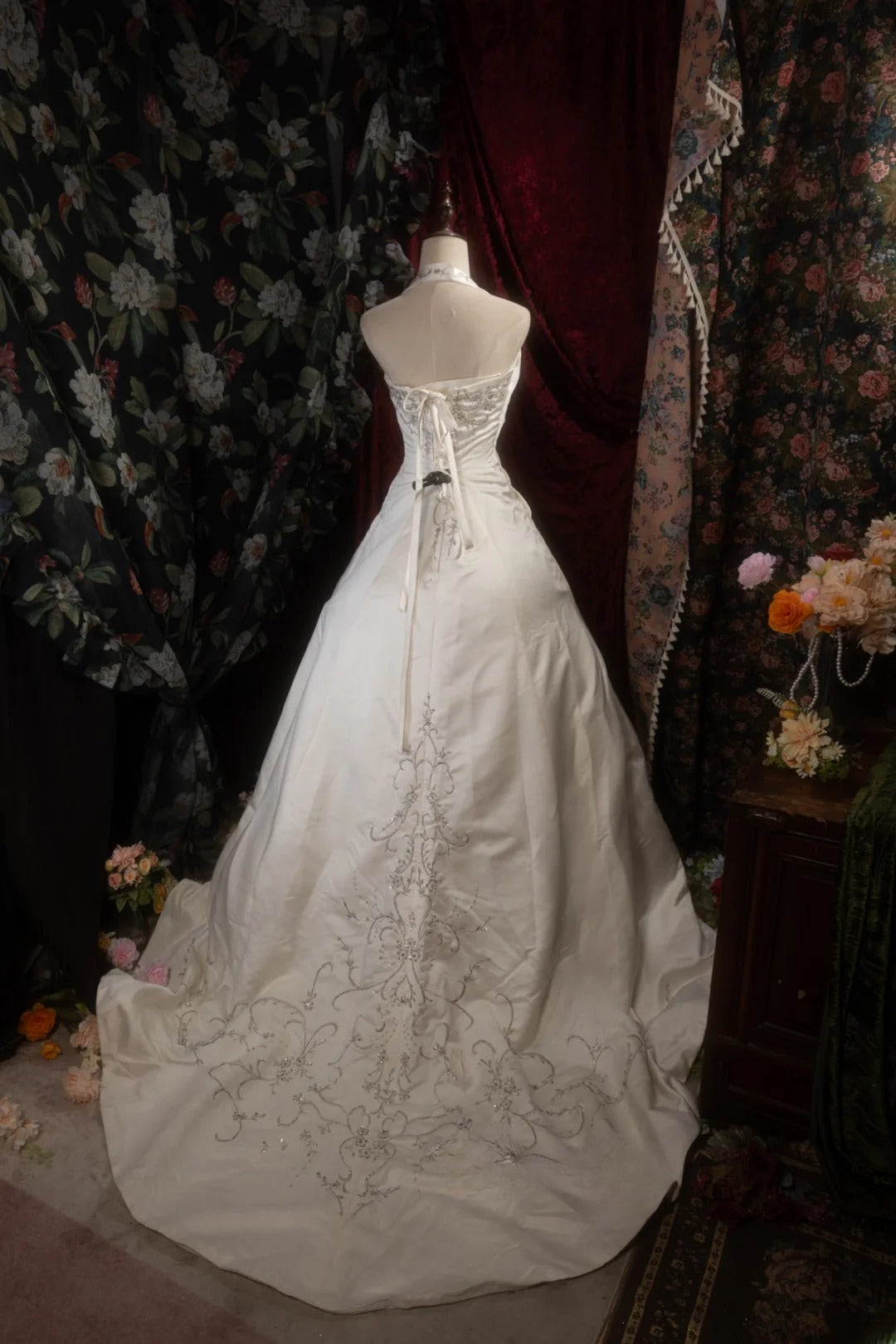 Vintage Ball Gown Halter Satin 1950s White Embroidery With Beading Long Autumn Winter Brides Gown Bridal Dress Wedding Dresses RB8279