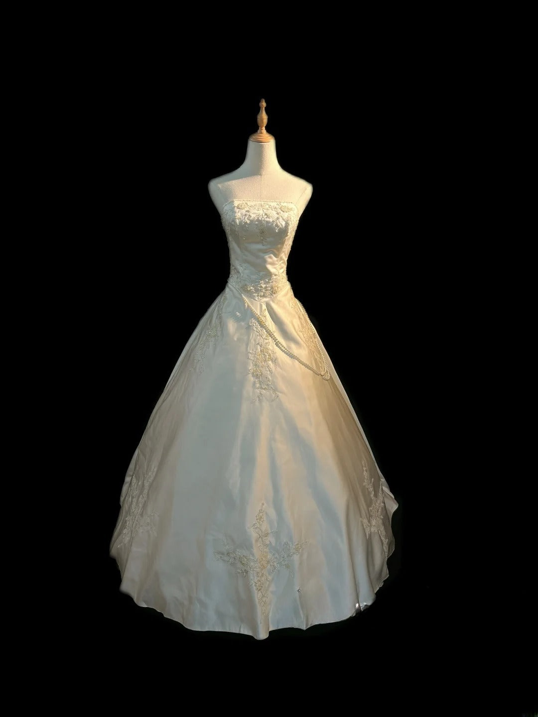 Elegant Classy Ball Gown Strapless Ivory Satin Sleeveless With Lace Brides Gown Bridal Dress Long Poofy Wedding Dresses RB5807