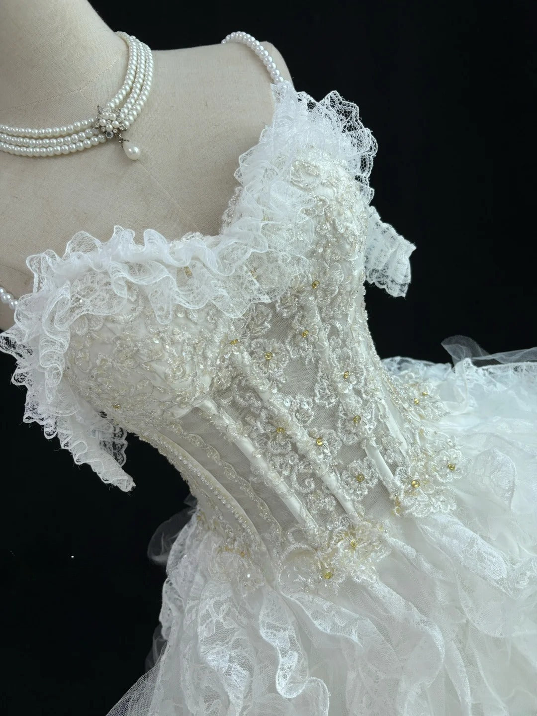 Cute Ball Gown Spaghetti Straps White Tulle With Tiered Layers Long Quince Dress Voluminous Sweet 16 Sweet Sixteen Outfits Vestido de 15 RB7575