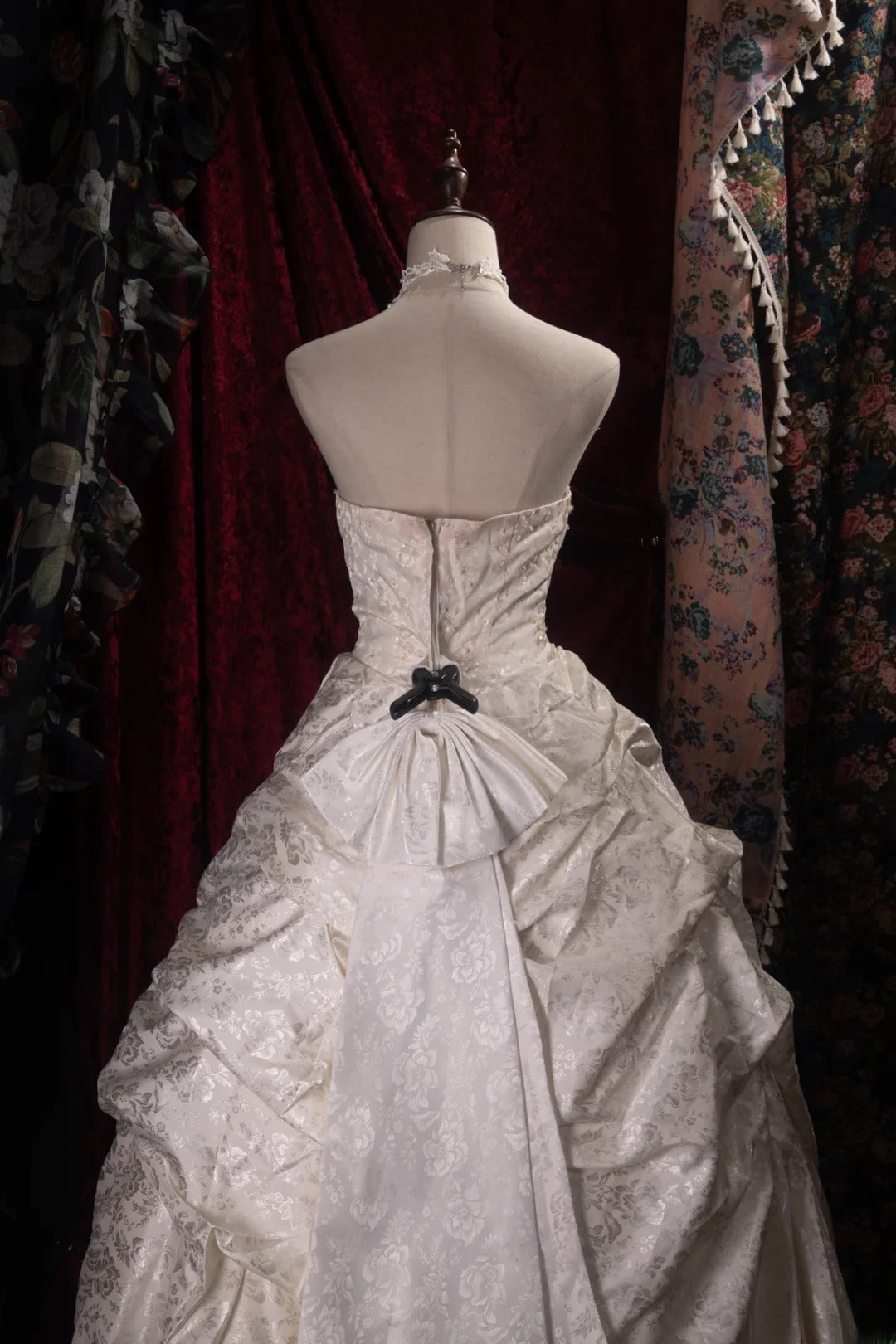 Stunning Ball Gown Strapless 2000s Floral Satin With Ruffled Long Autumn Winter Bridal Dress Wedding Dresses RB8378