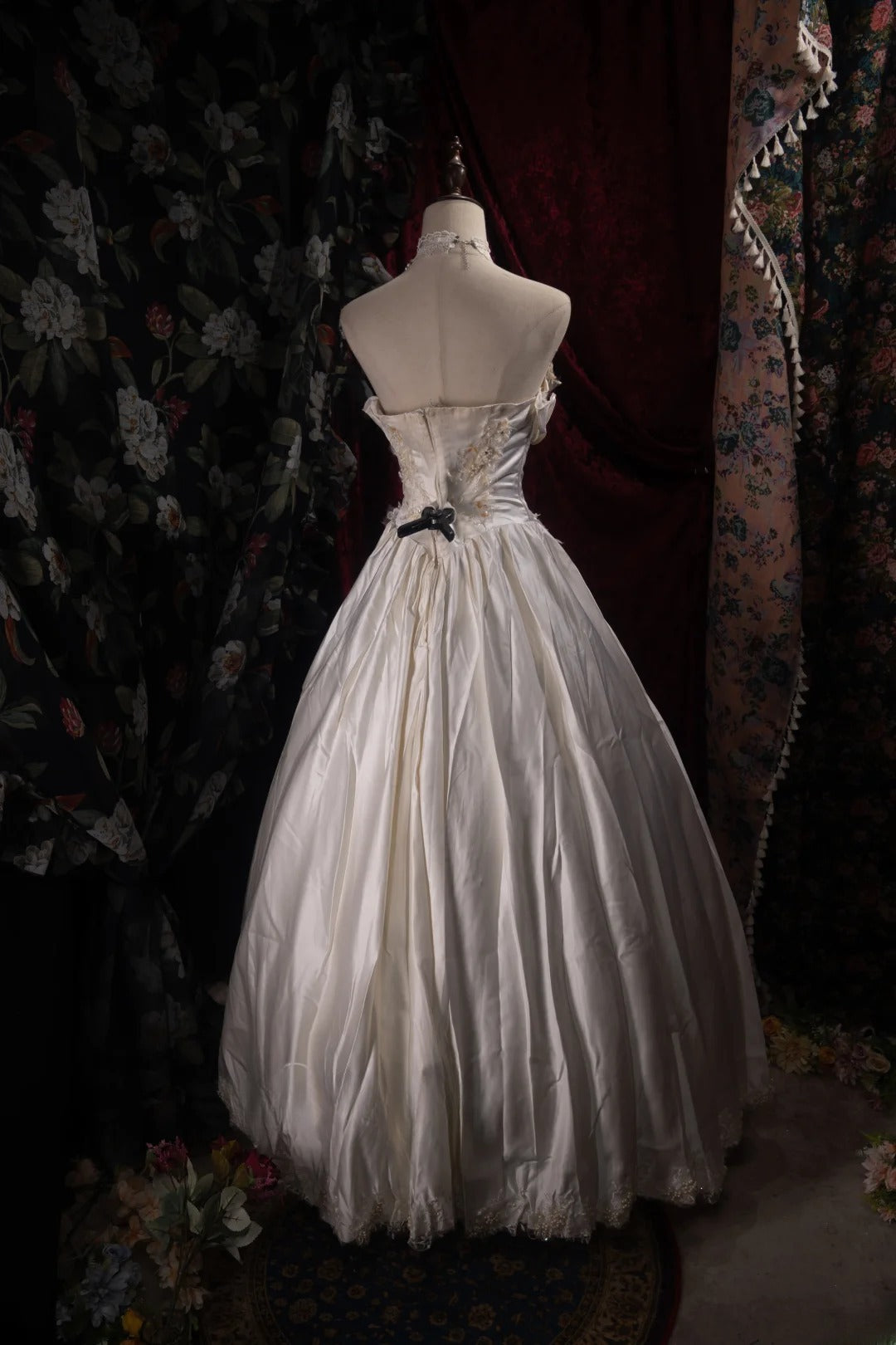 Stunning Ball Gown Strapless 2000s Ivory Satin With Ruffled Long Autumn Winter Bridal Dress Wedding Dresses RB8379