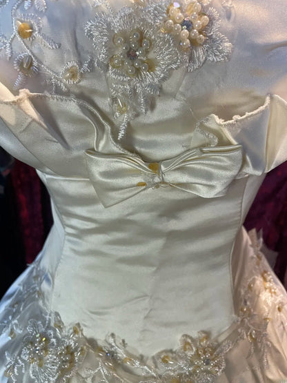 Stunning Ball Gown Strapless 2000s Ivory Satin With Ruffled Long Autumn Winter Bridal Dress Wedding Dresses RB8379