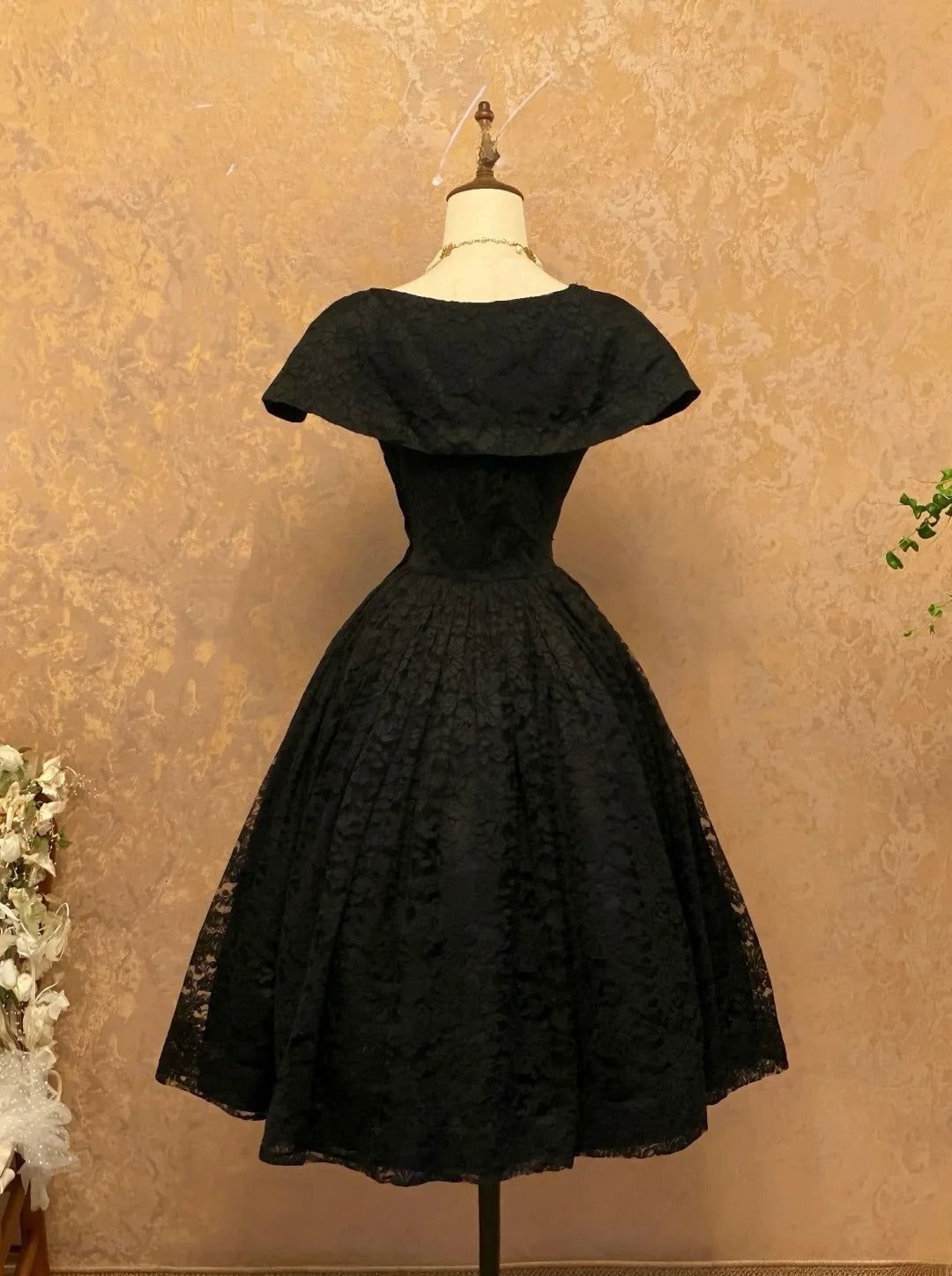 Cute Ball Gown Black Lace Bateau Mid Length Party Dresses Homecoming Cocktail Gown RB9125