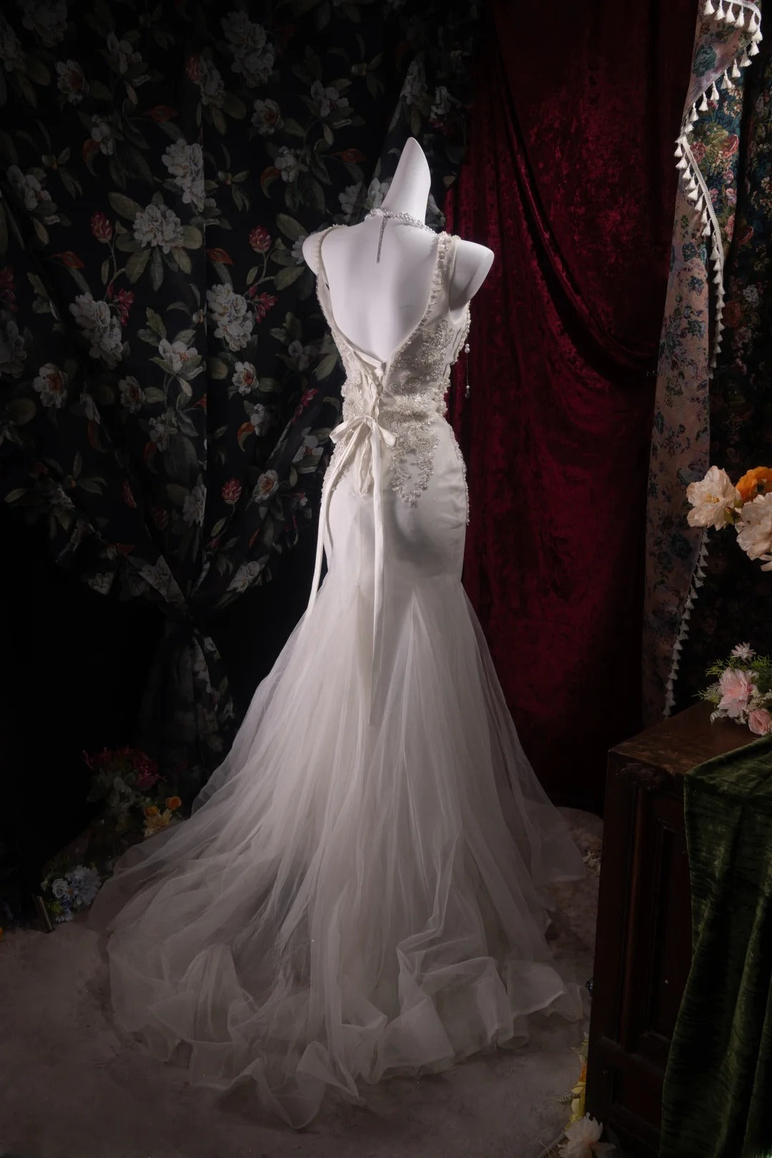 Stunning Mermaid V Neck 2000s White With Appliqued Corset Fitted Back Long Autumn Winter Bridal Dress Wedding Dresses RB8477