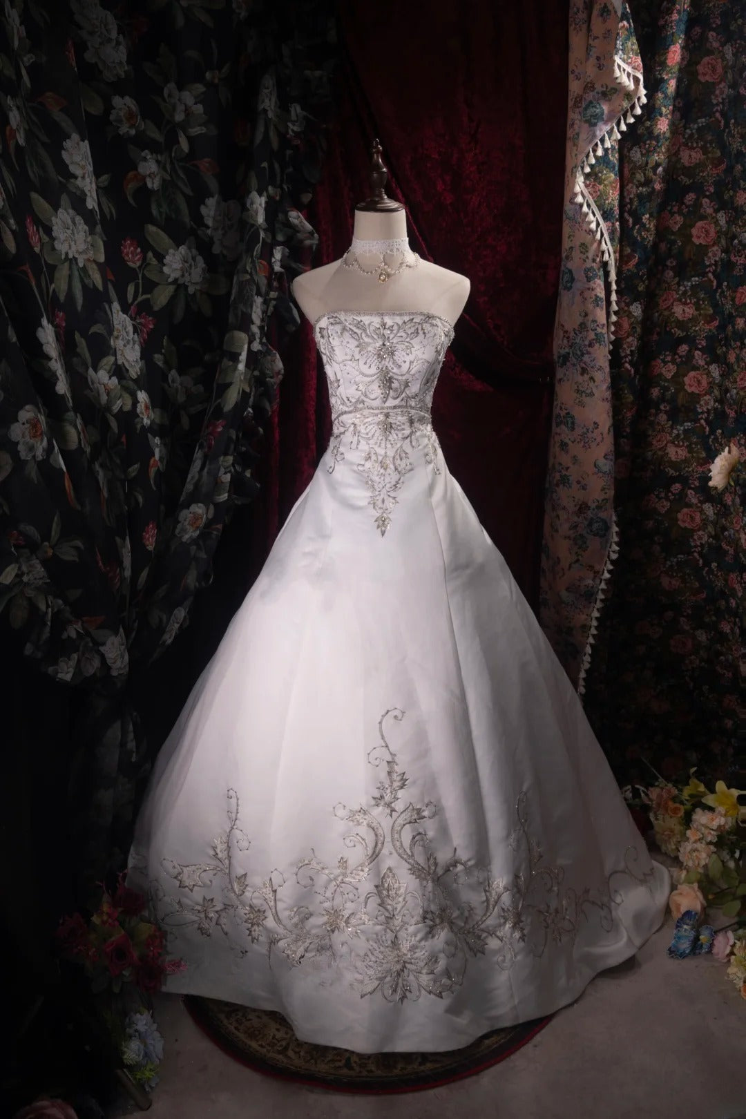 Stunning Ball Gown Strapless Embroidered 2000s White With Appliqued Fitted Back Long Autumn Winter Bridal Dress Wedding Dresses RB8478