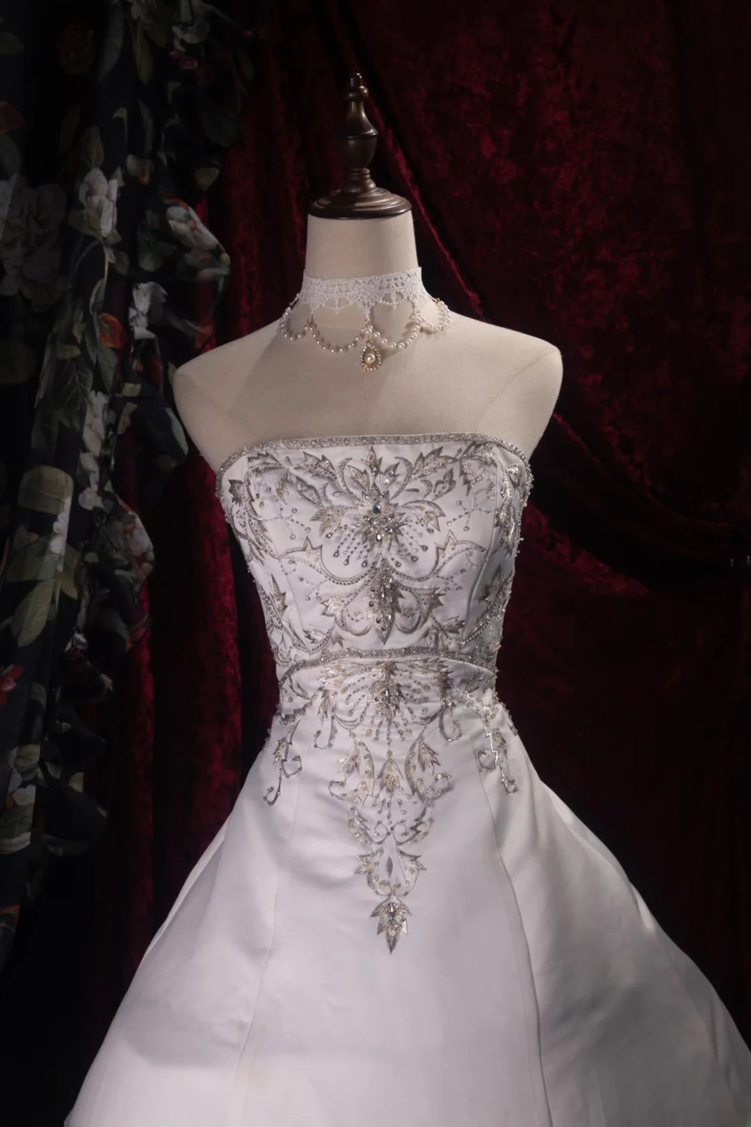 Stunning Ball Gown Strapless Embroidered 2000s White With Appliqued Fitted Back Long Autumn Winter Bridal Dress Wedding Dresses RB8478