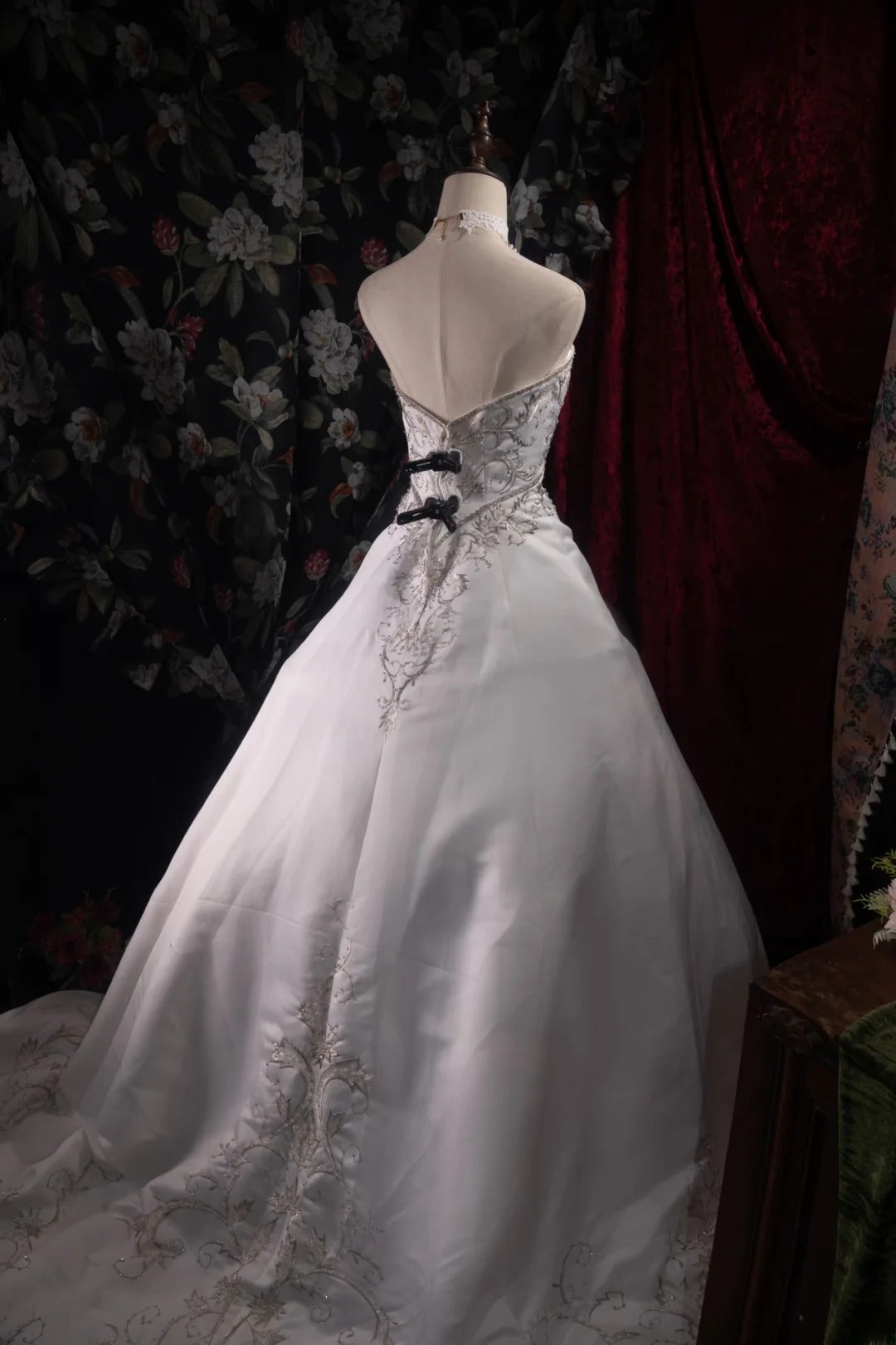 Stunning Ball Gown Strapless Embroidered 2000s White With Appliqued Fitted Back Long Autumn Winter Bridal Dress Wedding Dresses RB8478
